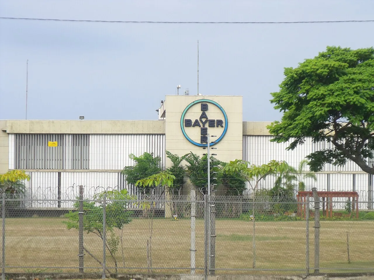 Fachada da unidade Bayer em Belford Roxo, Rio de Janeiro, com a marca da empresa