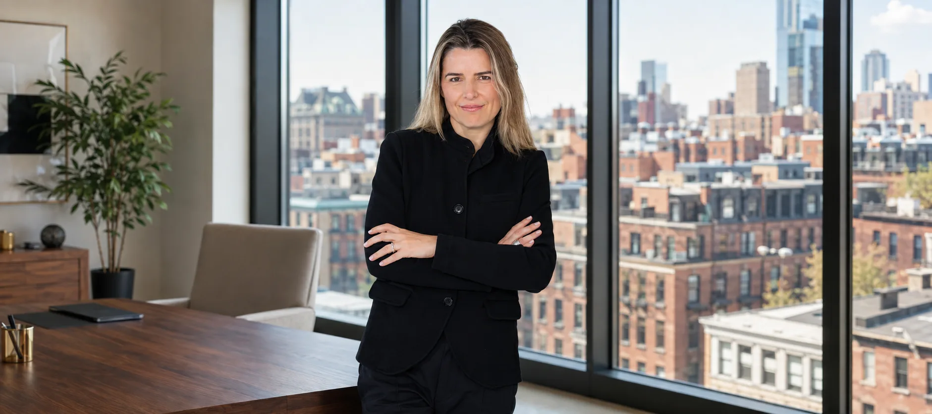Andreza Araújo de blazer preto em composição editorial com escritório e vista de Boston