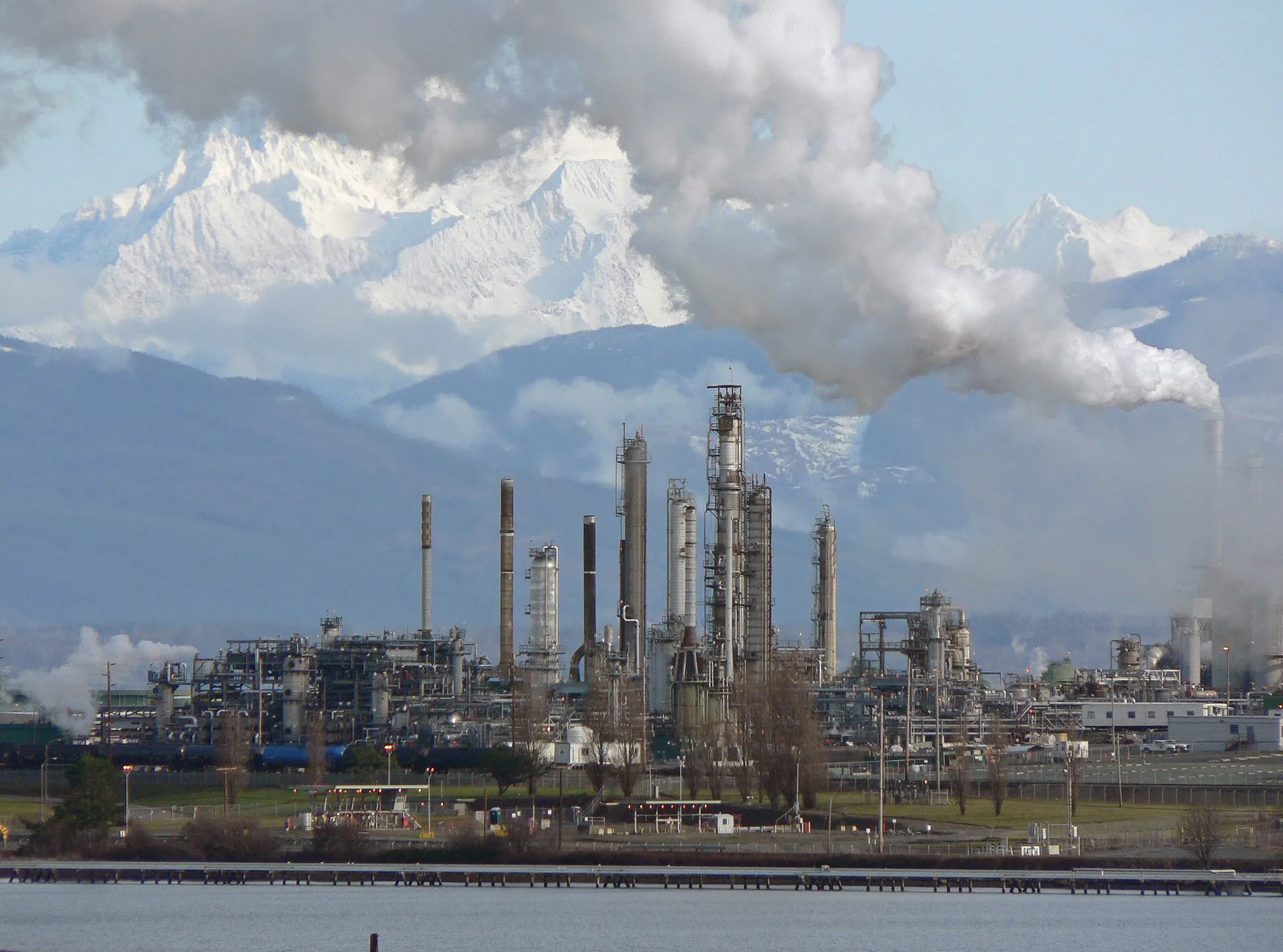 Torres, tubulações e instalações de uma refinaria de petróleo