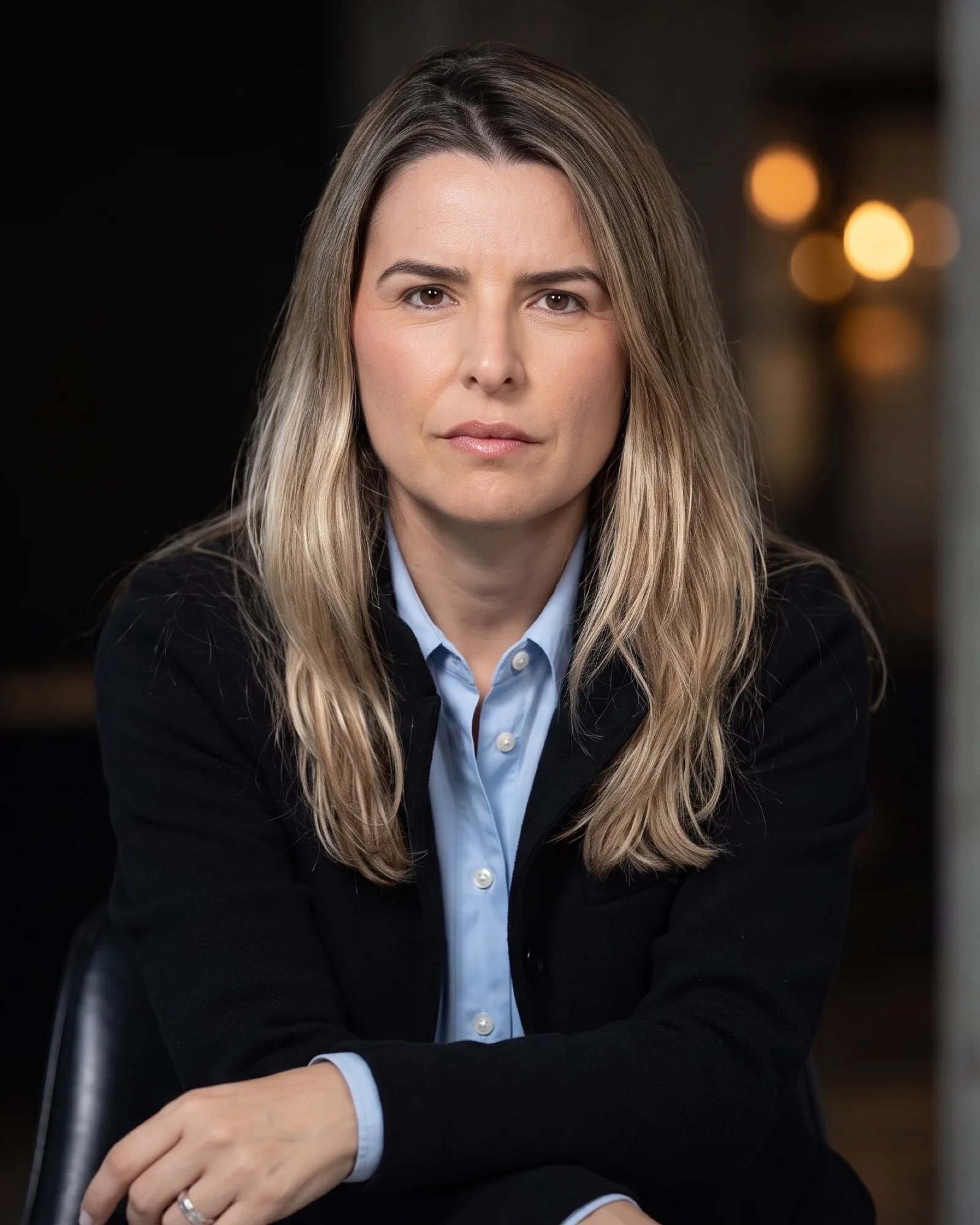 Andreza Araújo, de blazer preto e camisa azul