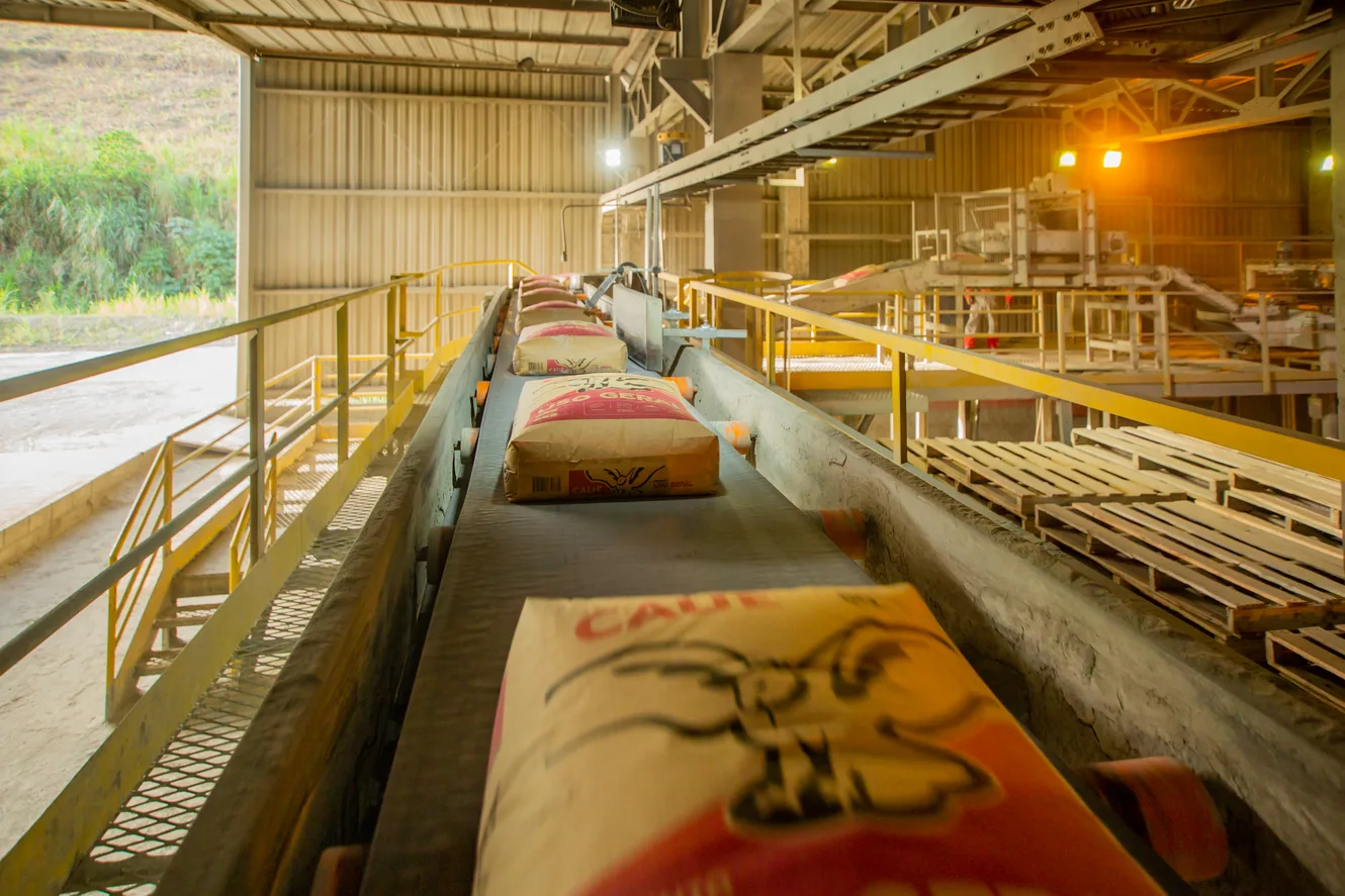 Esteira com sacos de cimento Cauê nas instalações da InterCement Brasil