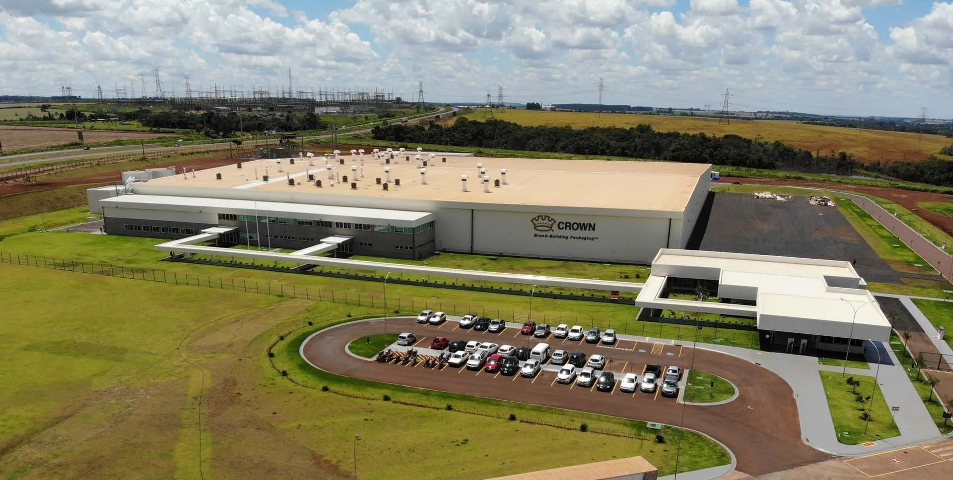 Vista aérea da unidade G2 da Crown Embalagens em Rio Verde, Goiás, com a marca da empresa na fachada