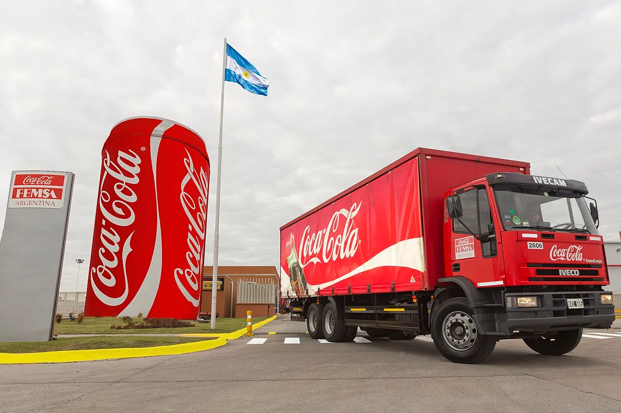 Caminhão e entrada de uma unidade da Coca-Cola FEMSA na Argentina