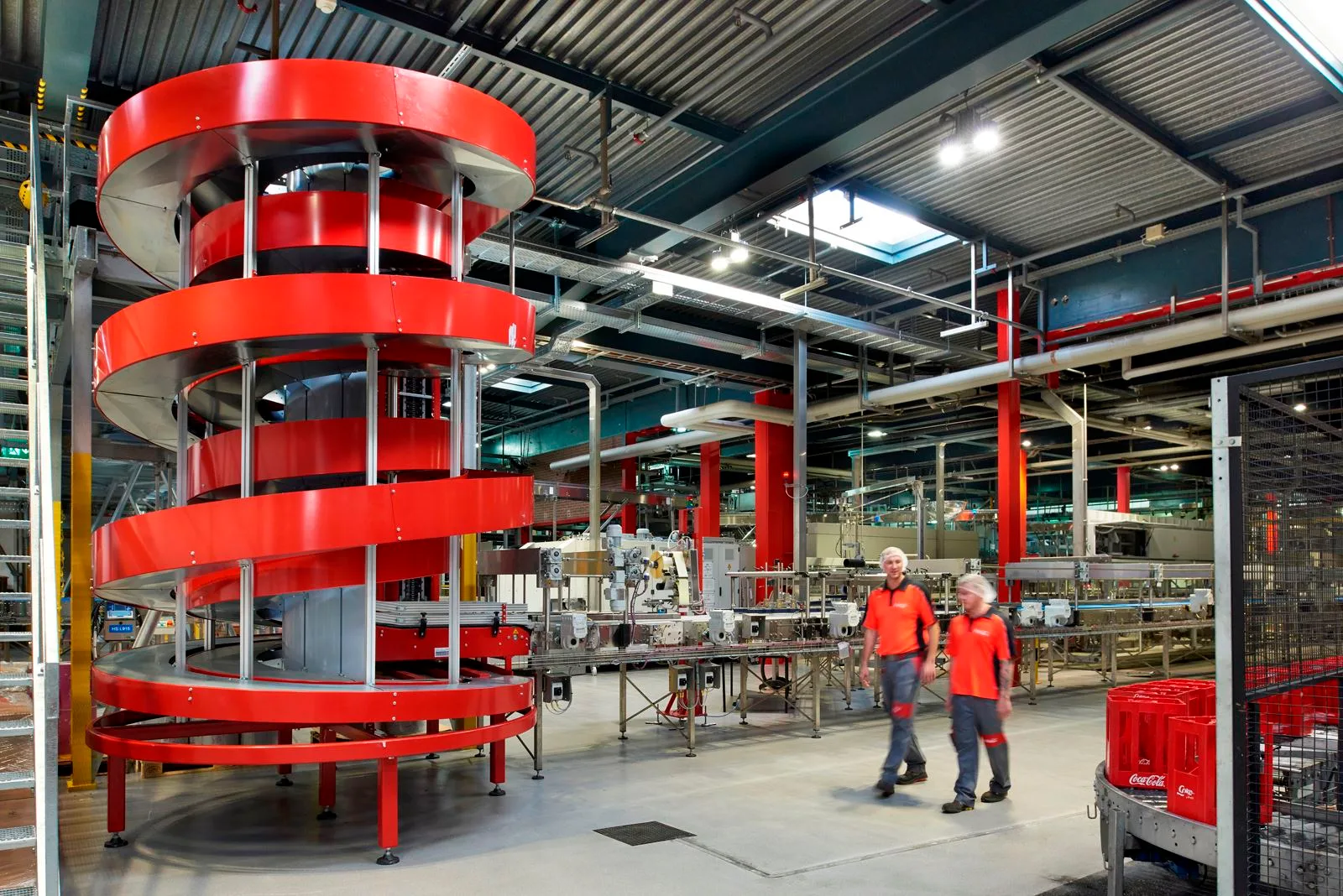 Equipamentos e profissionais na fábrica da Coca-Cola em Dietlikon, Suíça