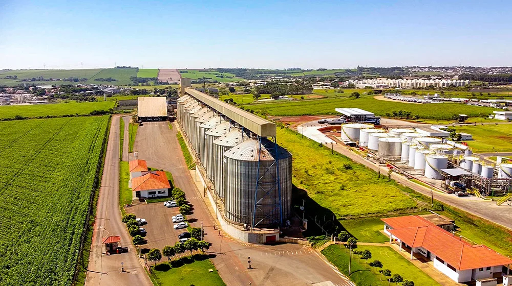 Vista aérea dos silos e estruturas do terminal de transbordo de grãos da CHS em Marialva, Paraná