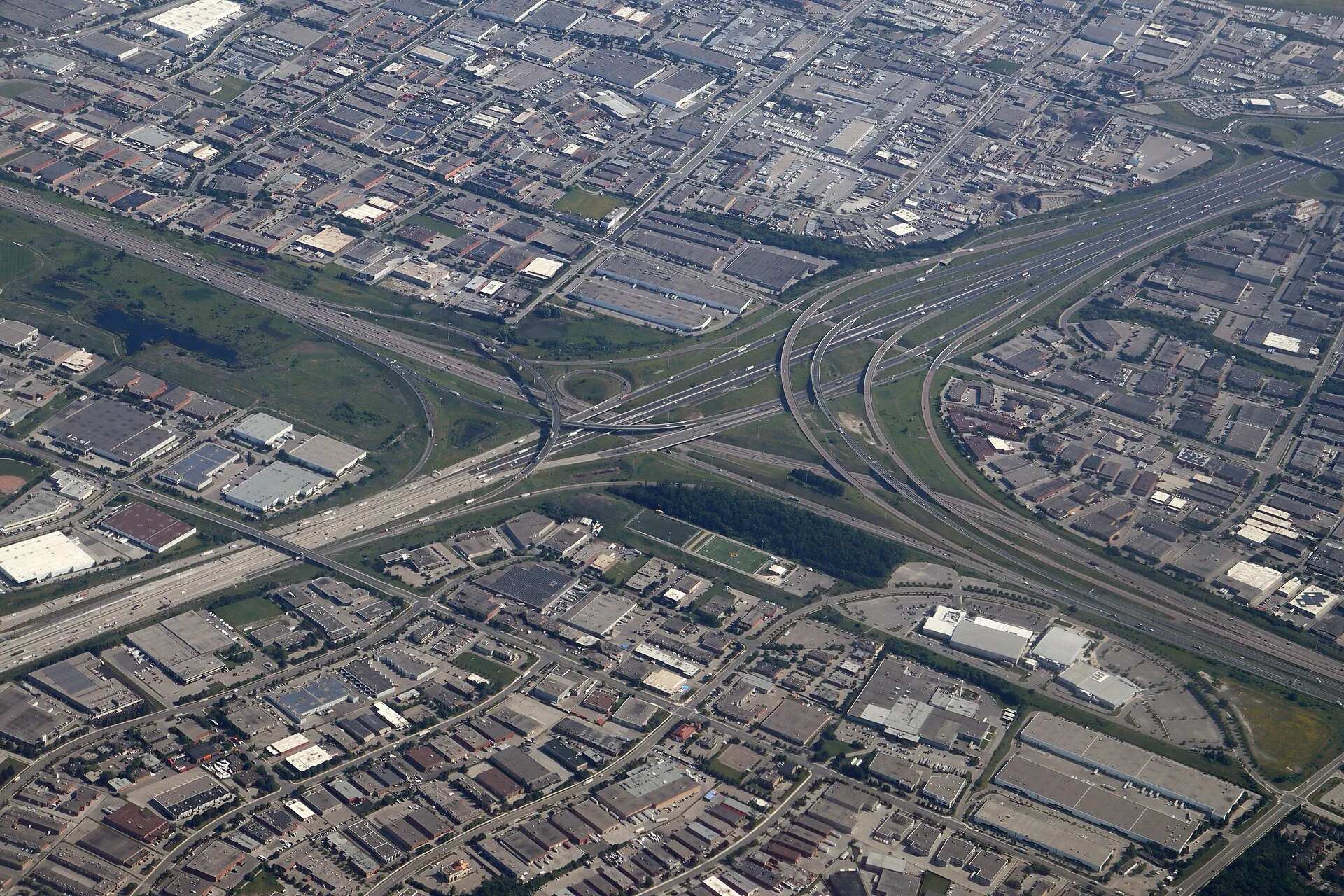 Vista aérea de um grande entroncamento rodoviário com viadutos e alças de acesso