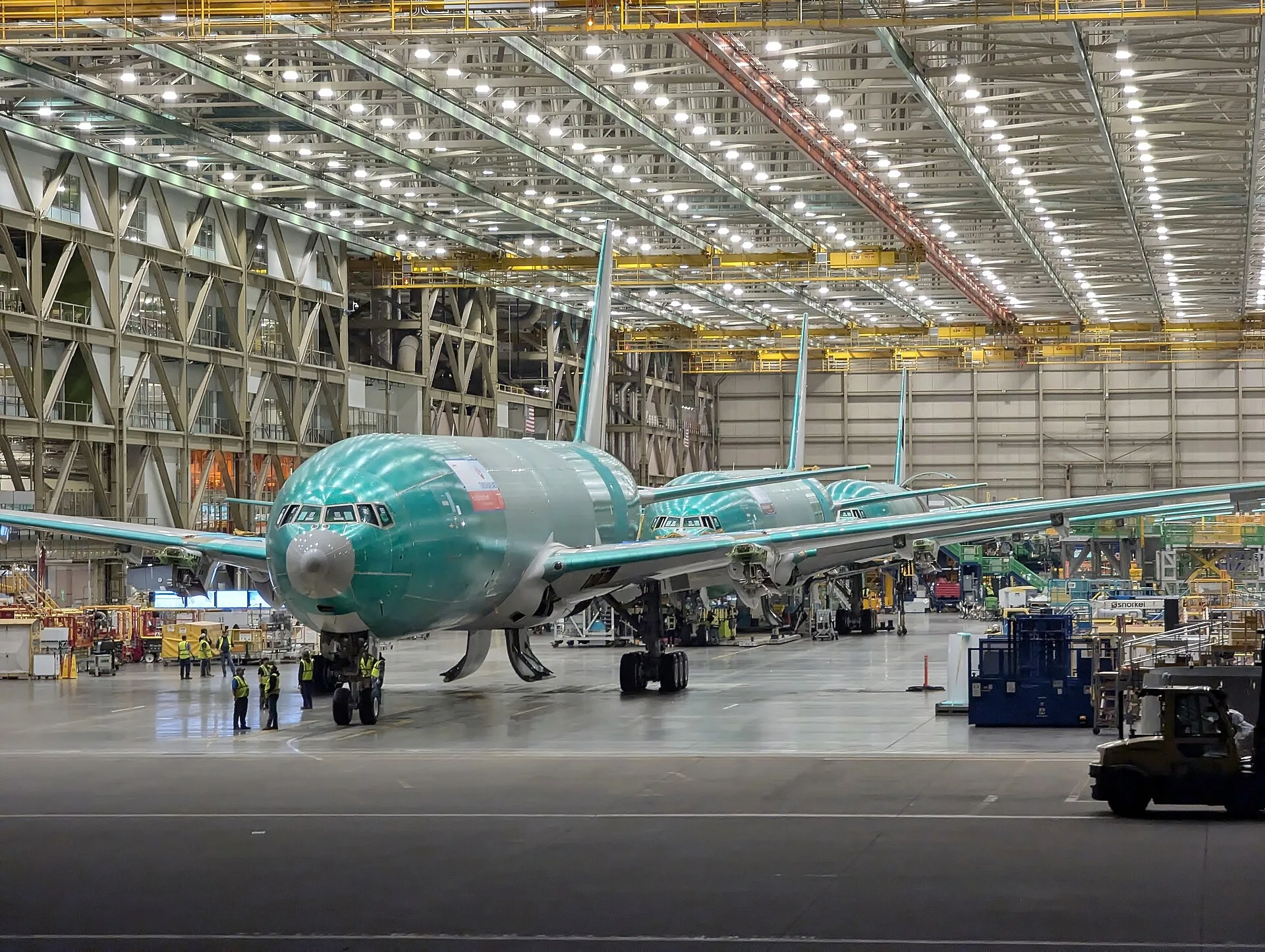 Fuselagens de aeronaves em montagem dentro de um grande galpão industrial