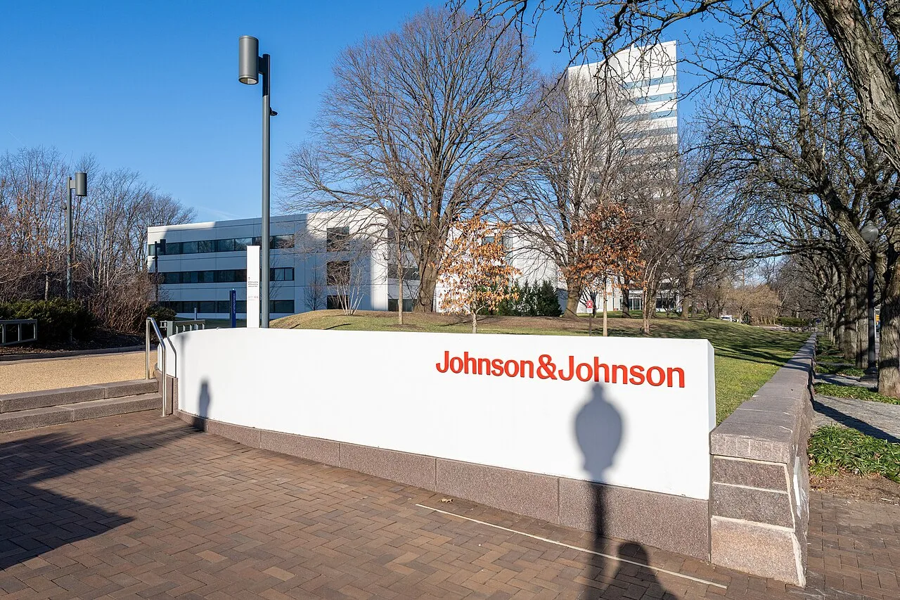 Sede da Johnson & Johnson em New Brunswick, Estados Unidos, com o nome da empresa na entrada