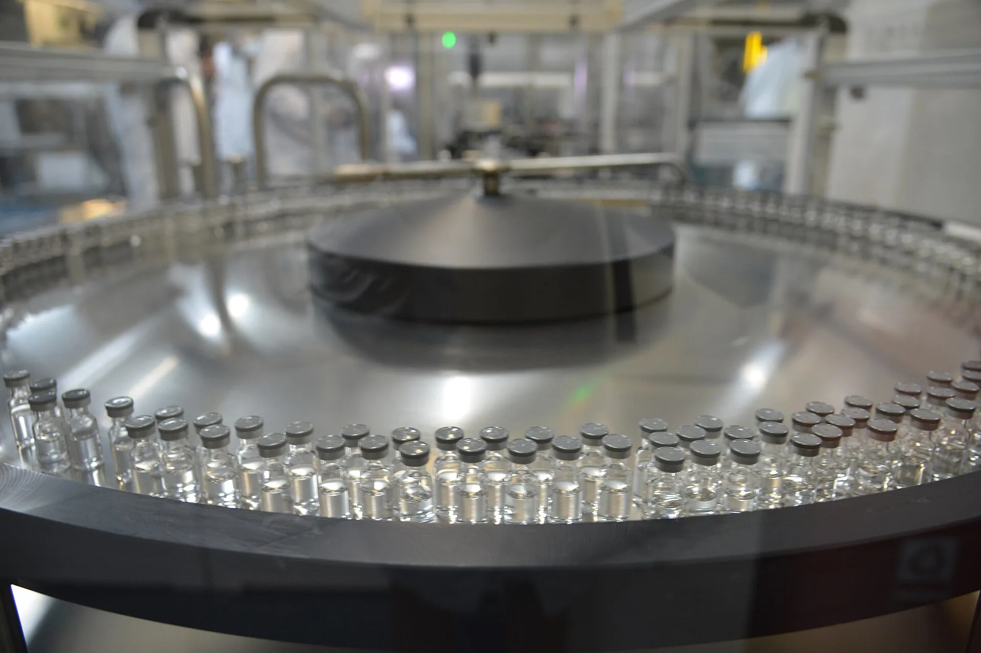 Frascos em uma linha industrial de produção de vacinas