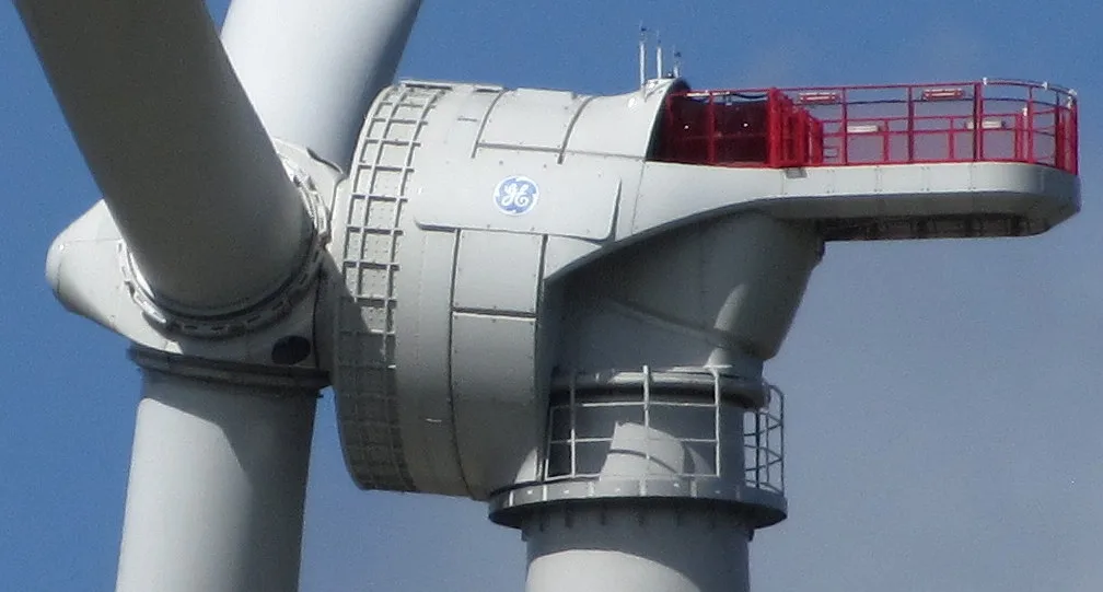 Turbina eólica GE–Alstom Haliade em Østerild, Dinamarca, com a marca GE na nacele