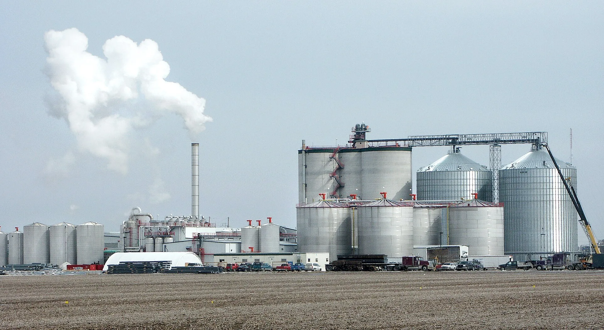 Usina de etanol com silos, tanques e estruturas de processamento