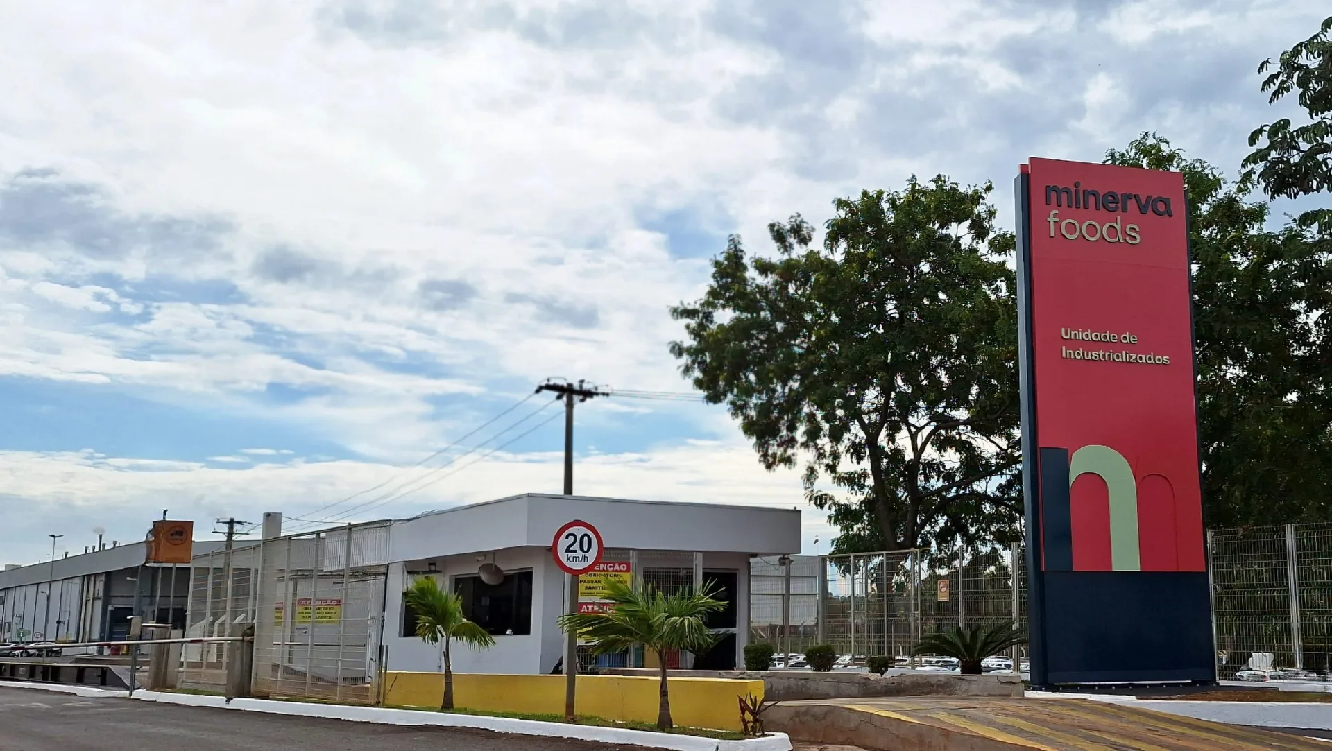 Entrada da unidade de industrializados da Minerva Foods em Barretos, com identificação da empresa