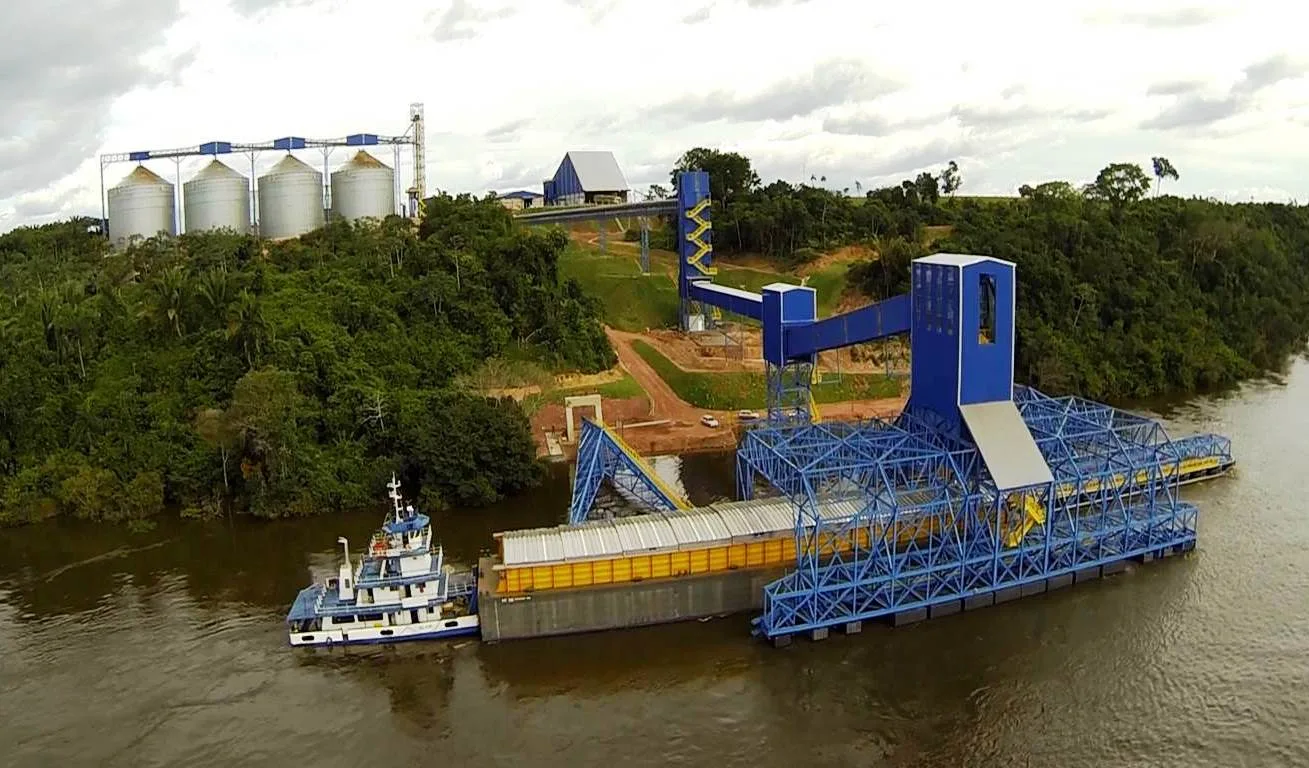 Complexo portuário da Bunge em Miritituba, no Pará, com silos e estrutura de carregamento junto ao rio