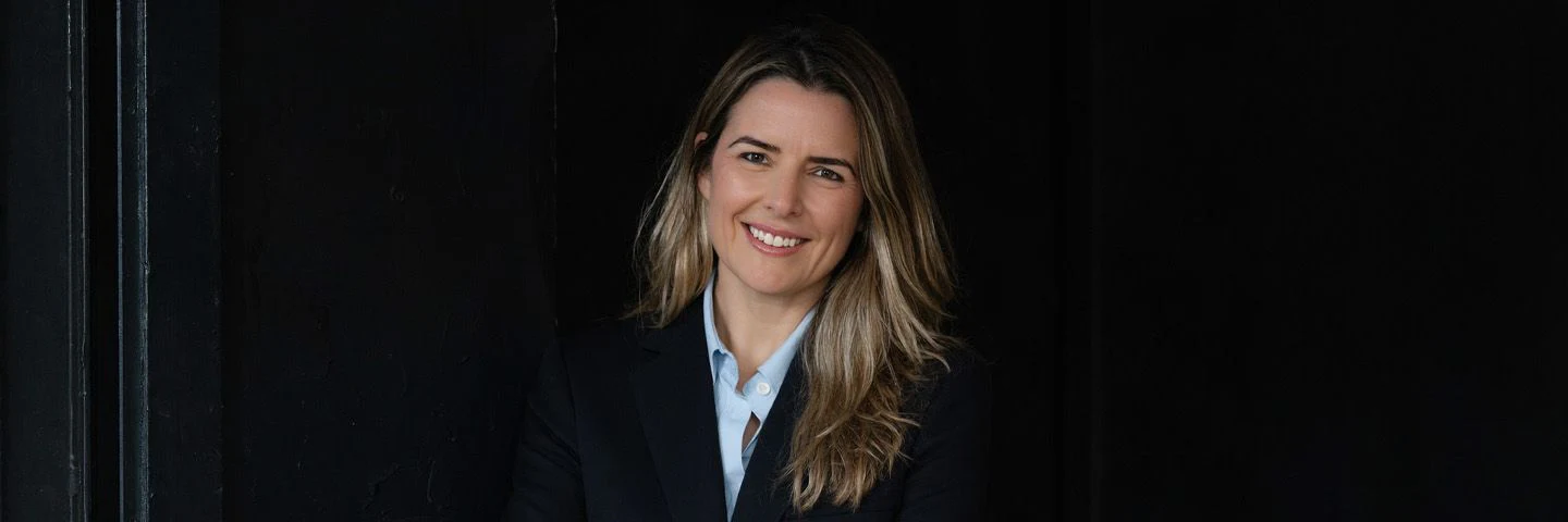 Andreza Araújo, de blazer escuro e camisa azul