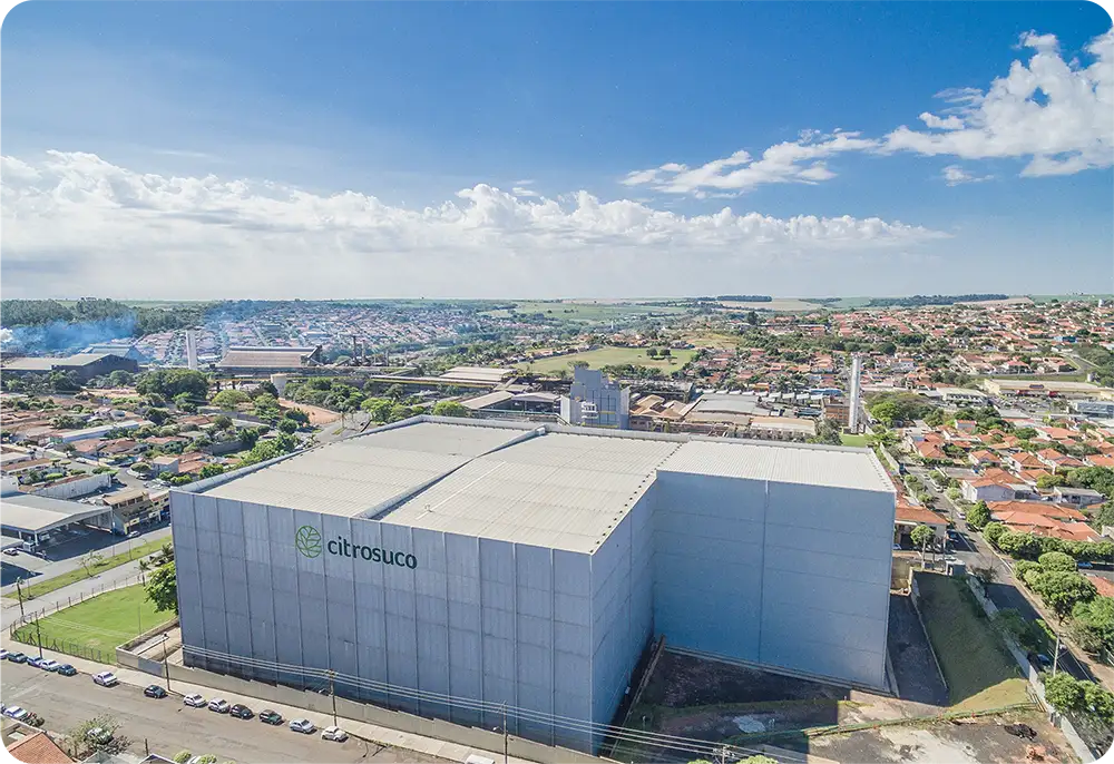 Vista aérea das instalações da Citrosuco, com a marca da empresa na fachada