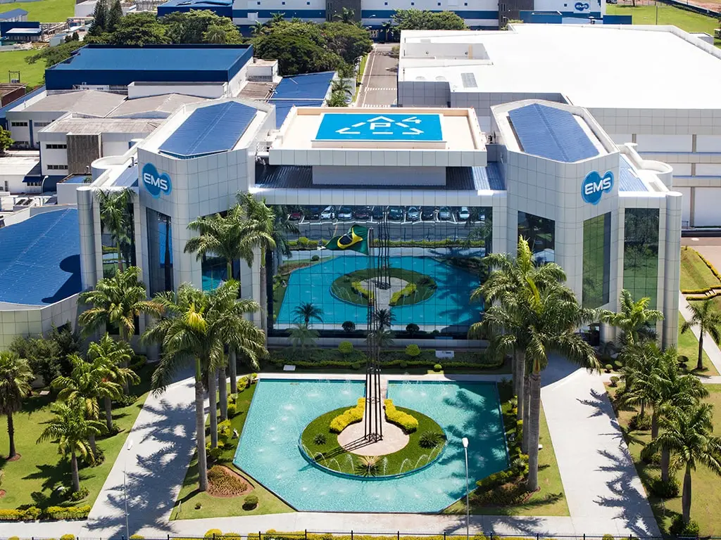Vista aérea das instalações da EMS, com a marca na fachada, em fotografia institucional da empresa